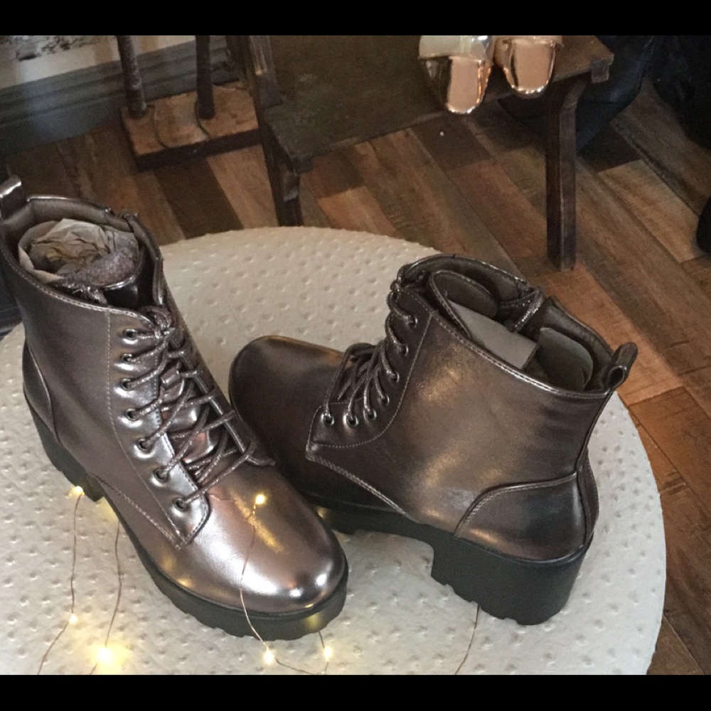 Nature Breeze Metallic Zipper Booties sz 6